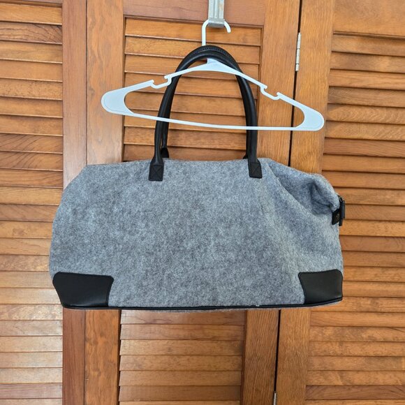 HUGO BOSS Parfums Grey/ Black Felted Travel Duffle Gym Bag Logo Carry On - Picture 2 of 7